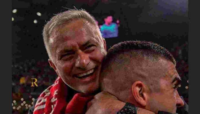 Perayaan Jose Mourinho usai kemenangan Conference League bersama AS Roma