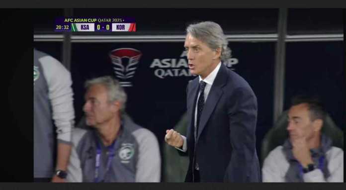 Roberto Mancini saat memimpin Arab Saudi melawan Korea Selatan di 16 besar Piala Asia pada 30 Januari 2024