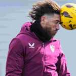 Sergio Ramos menyundul bola dalam sesi latihan Sevilla