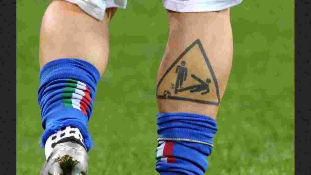 Tattoo Daniele De Rossi yang sangat iconic, memperlihatkan kemampuannya melakukan tackle