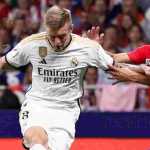 Toni Kroos dan satu pemain Atletico berebut bola