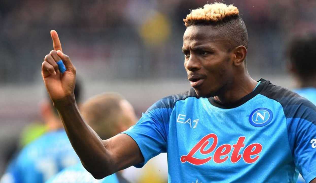 Victor Osimhen pemain Napoli, dikabarkan akan segera dilepas dan bisa masuk bursa transfer di musim panas nanti. Sejumlah klub raksasa Liga Inggris seperti Manchester United, Arsenal dan Chelsea langsung siaga.