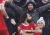 Mo Salah merayakan golnya di depan pendukung the Reds