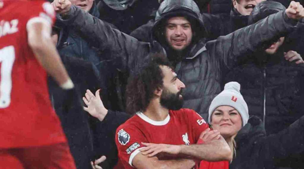 Mo Salah merayakan golnya di depan pendukung the Reds