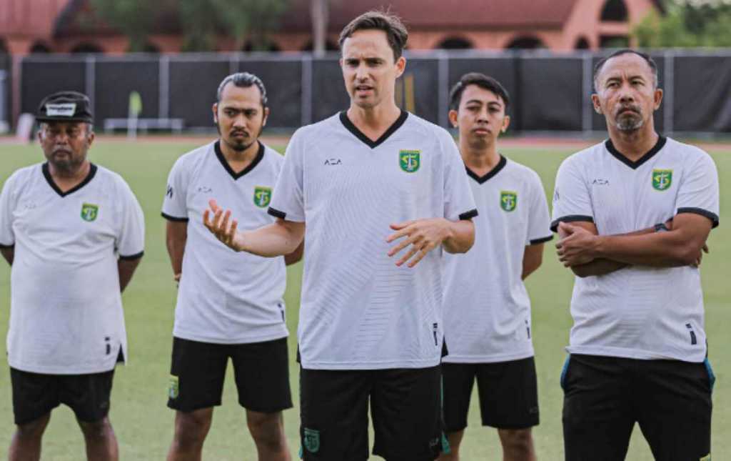 Paul Munster dan staf pelatih Persebaya dalam sebuah sesi latihan