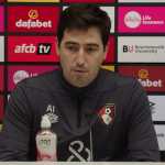 Andoni Iraola dalam konferensi pers Bournemouth