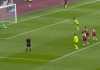 Bukayo Saka melesakkan penalti guna menjadi gol kedua Arsenal ke gawang West Ham United pada 11 Februari 2024