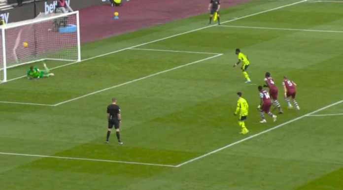 Bukayo Saka melesakkan penalti guna menjadi gol kedua Arsenal ke gawang West Ham United pada 11 Februari 2024