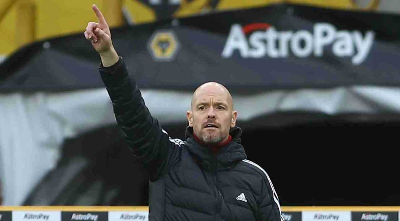 Erik ten Hag memberi instruksi di sebuah laga Manchester United