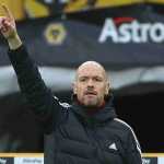 Erik ten Hag memberi instruksi di sebuah laga Manchester United