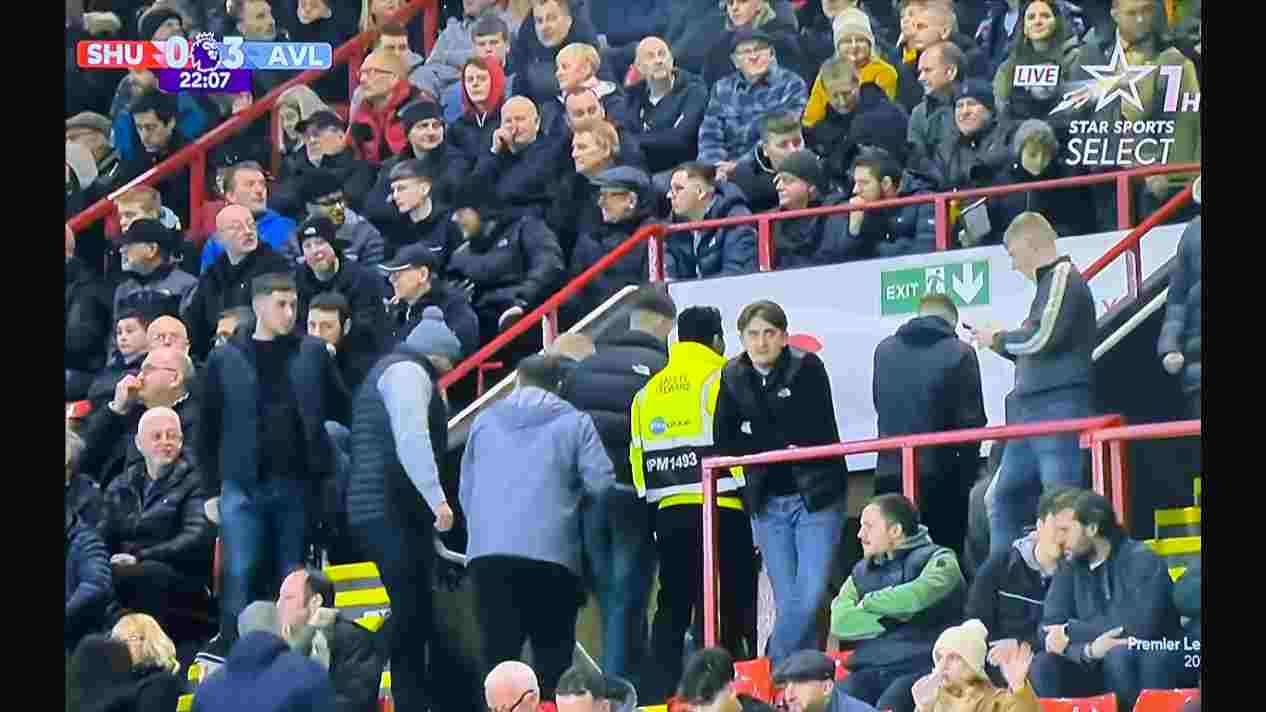 Fans Sheffield United meninggalkan stadion setelah tertinggal tiga gol dalam 22 menit oleh tamunya Aston Villa