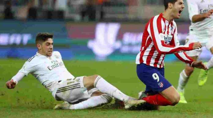 Fede Valverde melepaskan tackle terhadap Alvaro Morata