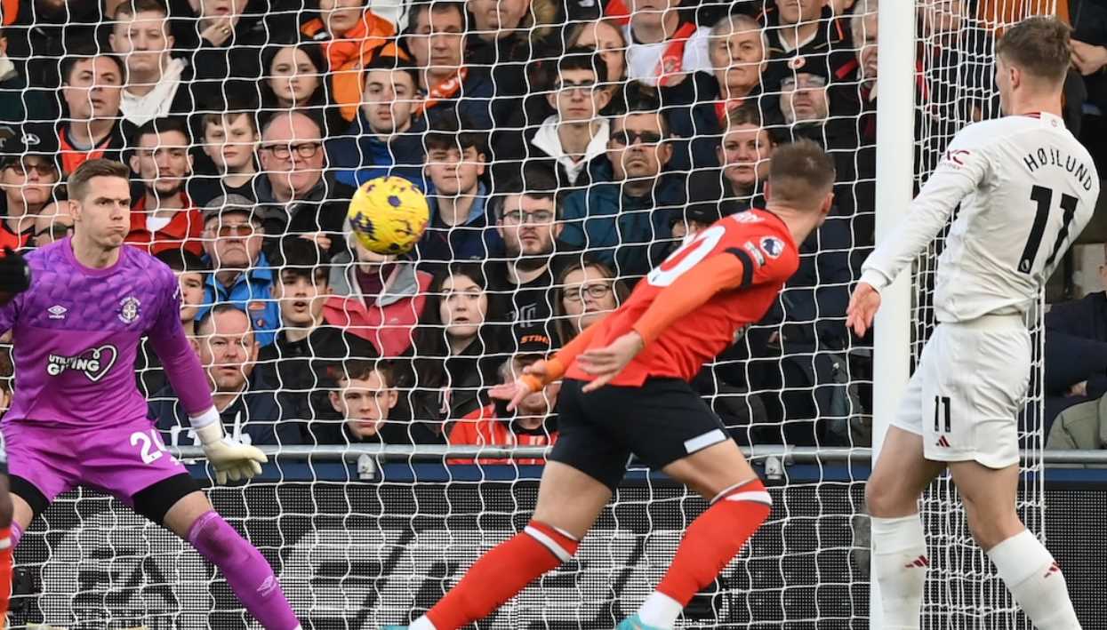 Gol cepat Rasmus Hojlund ke gawang Luton Town ternyata masih kalah cepat oleh gol sang legenda Manchester United