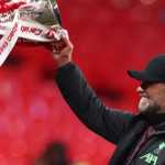 Jurgen Klopp mengangkat trofi Carabao Cup