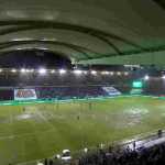 Lapangan stadion Saarbrucken tergenang akibat hujan lebat pada laga DFB Pokal 8 Februari 2024