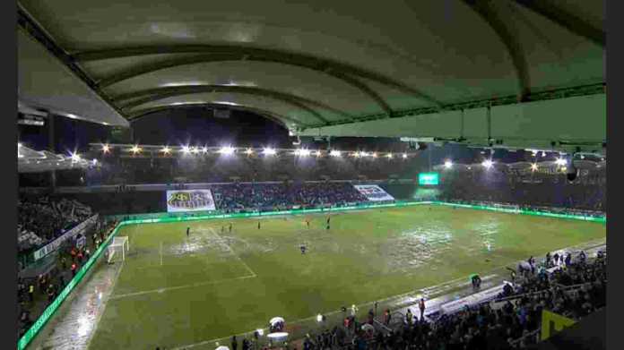 Lapangan stadion Saarbrucken tergenang akibat hujan lebat pada laga DFB Pokal 8 Februari 2024