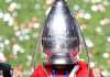 Lucas Hernandez memakai trofi Liga Champions secara terbalik di kepalanya pada final 2020