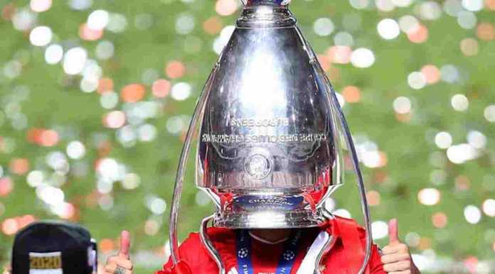 Lucas Hernandez memakai trofi Liga Champions secara terbalik di kepalanya pada final 2020