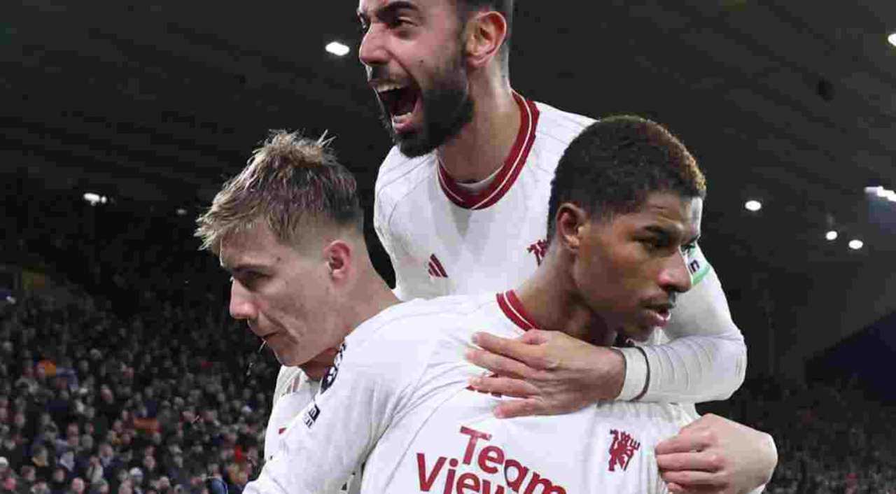 Marcus Rashford, Rasmus Hojlund, dan Bruno Fernandes merayakan gol pertama ke gawang Wolves pada 2 Februari 2024