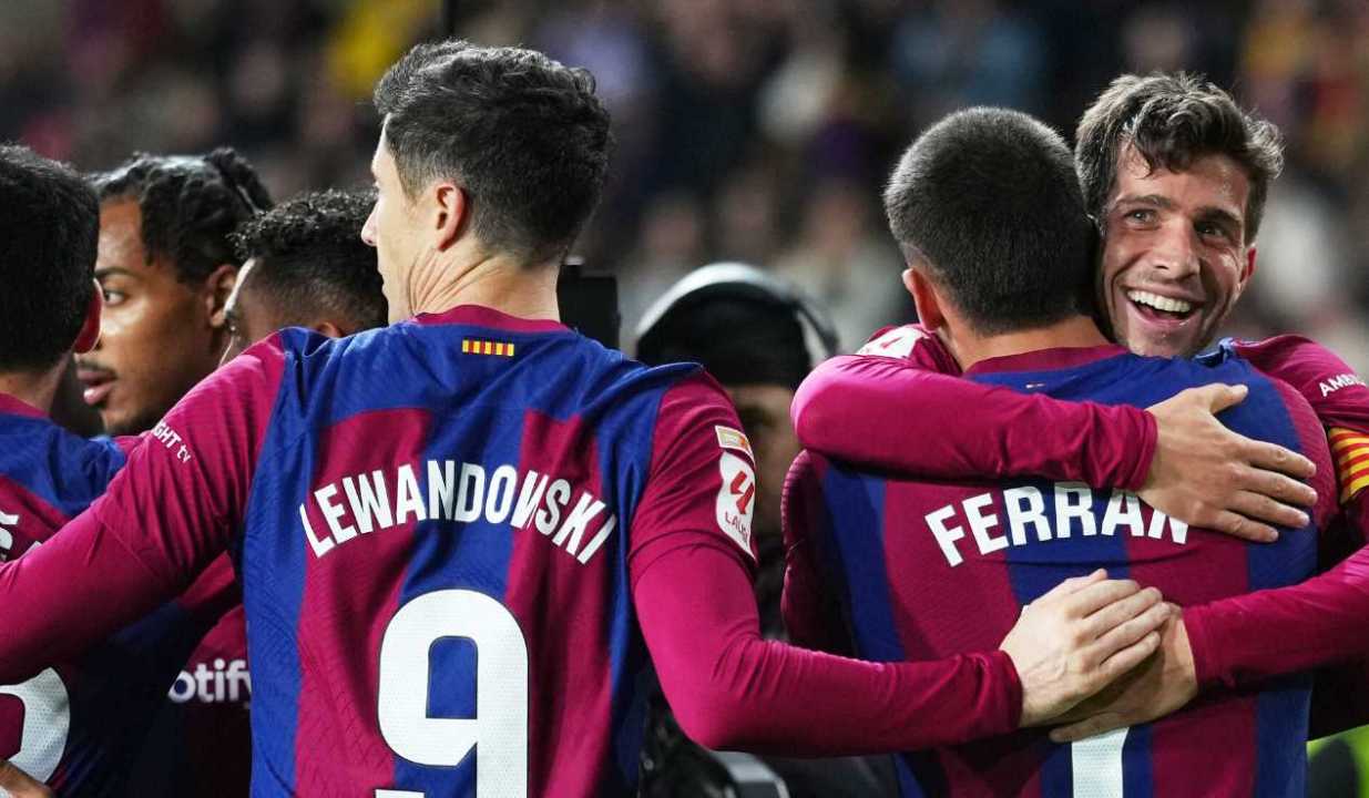 Para pemain Barcelona tengah merayakan gol mereka