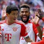 Para pemain Bayern Munchen merayakan gol mereka di laga Bundesliga