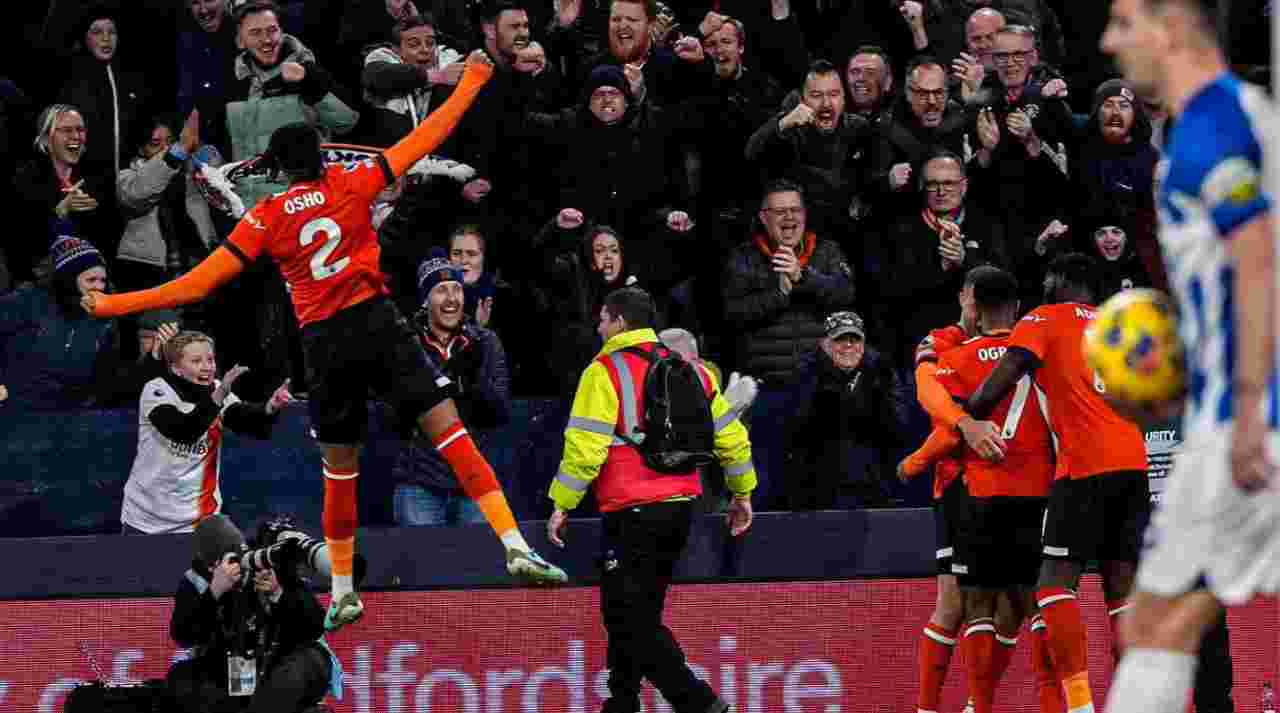 Para pemain Luton Town merayakan kemenangan 4-0 mereka atas Brighton