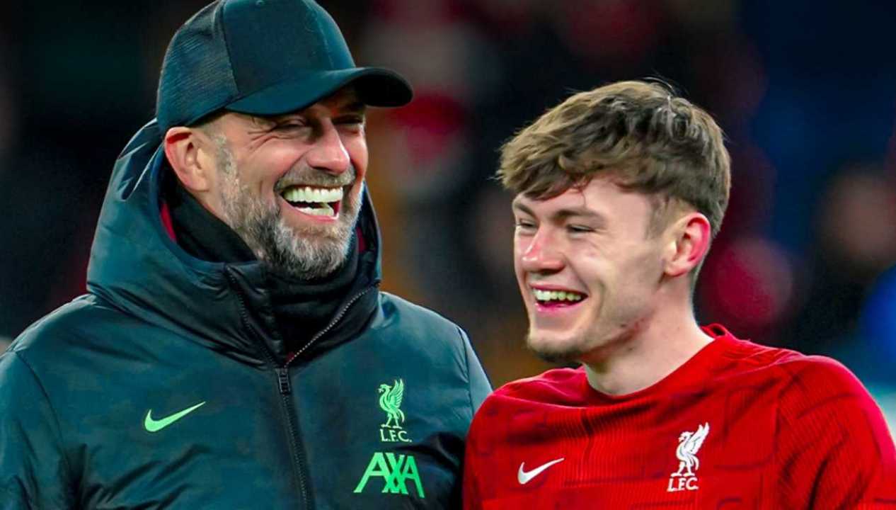 Pelatih Liverpool Jurgen Klopp dan bintang muda Conor Bradley