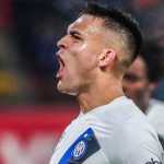 Pemain Inter Milan Lautaro Martinez mencetak gol ke-100 di ajang Liga Italia saat laga melawan Lecce