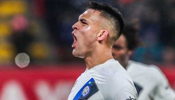 Pemain Inter Milan Lautaro Martinez mencetak gol ke-100 di ajang Liga Italia saat laga melawan Lecce