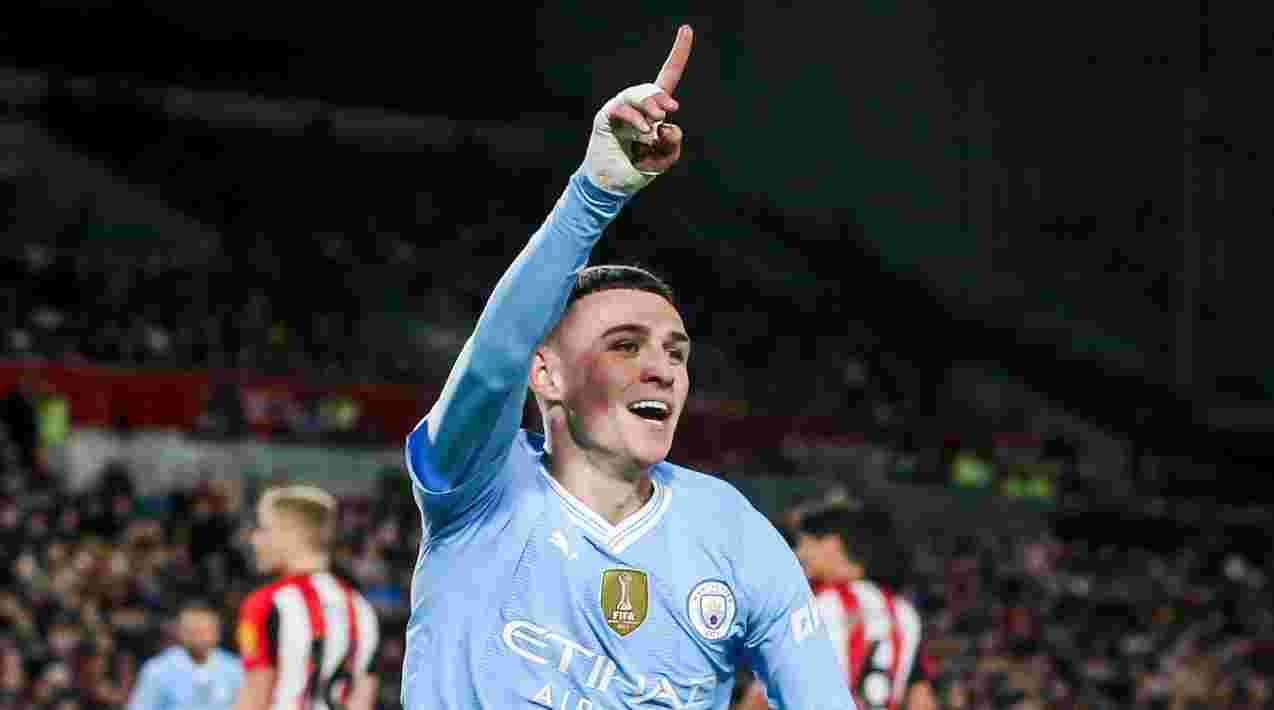 Liga Inggris - Phil Foden merayakan gol ketiganya ke gawang Brentford