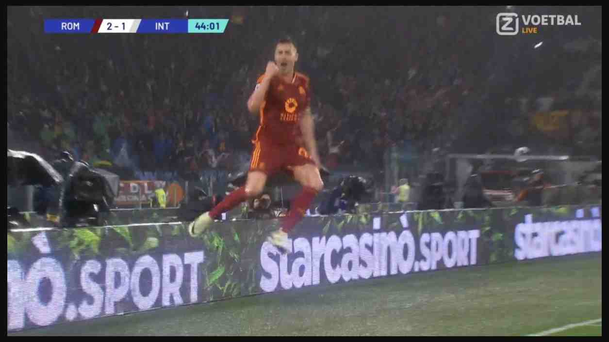 Stephan El Shaarawy melompat untuk merayakan gol kedua Roma kontra Inter pada laga yang usai 11 Februari 2024