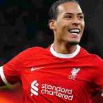 Virgil van Dijk merayakan golnya dalam sebuah kesempatan bersama Liverpool