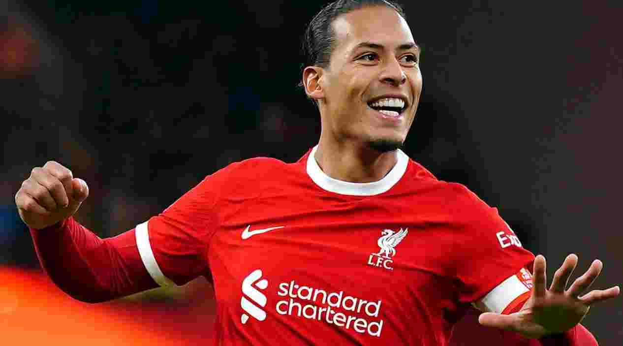 Virgil van Dijk merayakan golnya dalam sebuah kesempatan bersama Liverpool