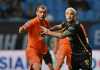 Wiljan Pluim dan Radja Nainggolan dalam duel Borneo FC vs Bhayangkara FC