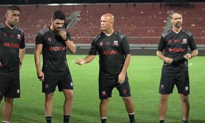 Pelatih dan staf Madura United di sesi latihan Jelang Hadapi Persija