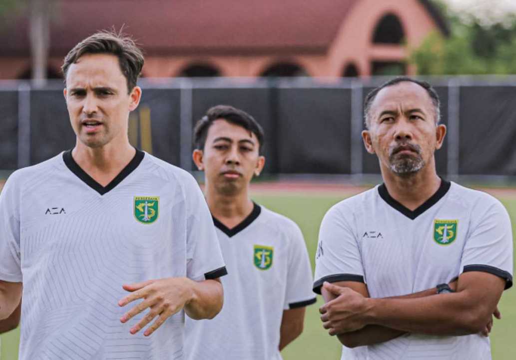 Paul MUnster dan stafnya dalam sebuah sesi latihan Persebaya