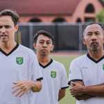 Paul MUnster dan stafnya dalam sebuah sesi latihan Persebaya