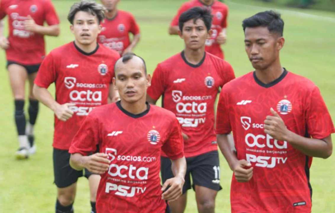 Riko Simanjutak dan tim Persija dalam Sebuah Sesi Latihan