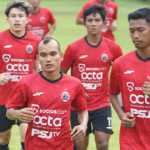 Riko Simanjutak dan tim Persija dalam Sebuah Sesi Latihan
