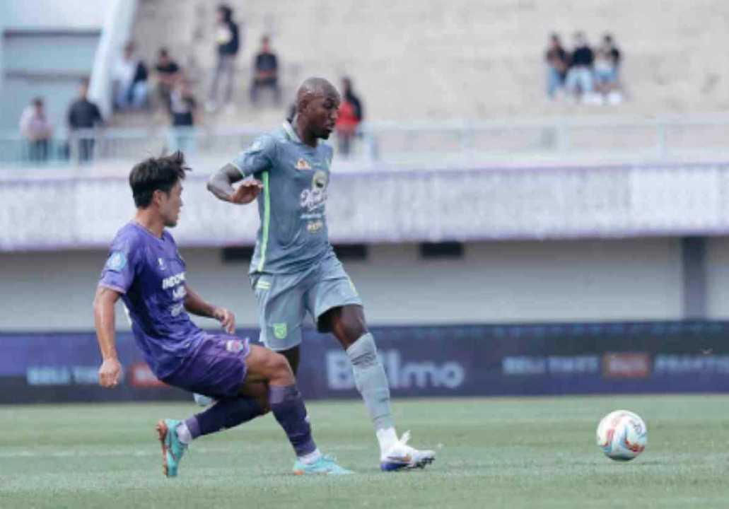 Duel Bae Sin-yeong dan Paulo Henrique dalam laga Persita vs Persebaya