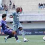 Duel Bae Sin-yeong dan Paulo Henrique dalam laga Persita vs Persebaya