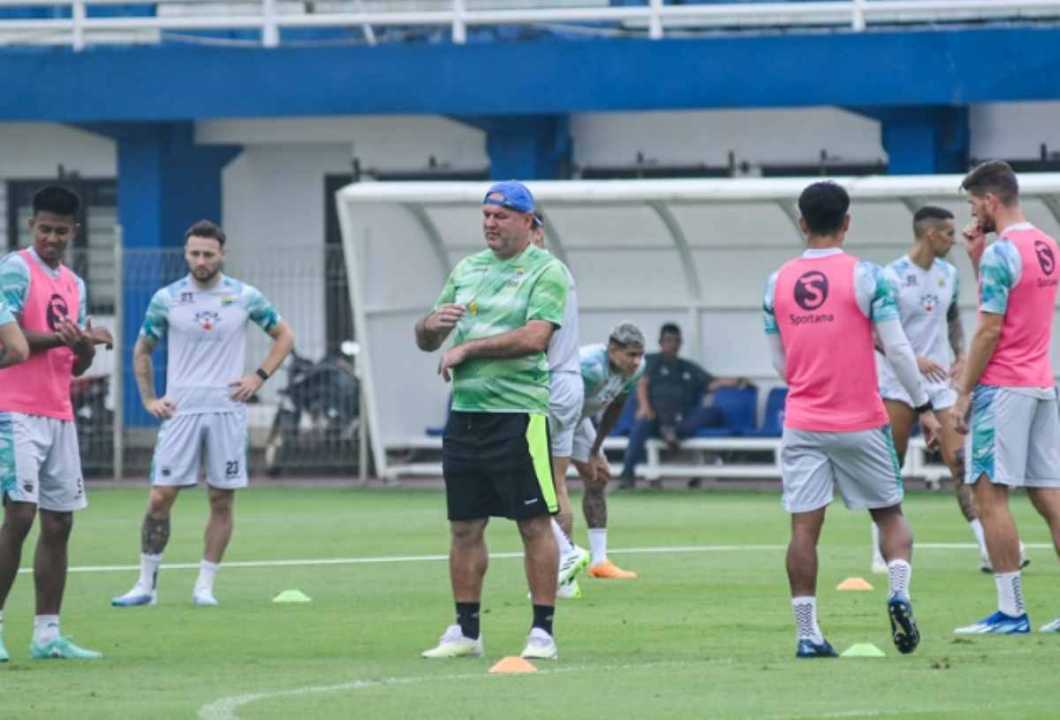 Bojan Hodak dalam sesi latihan Persib Bandung