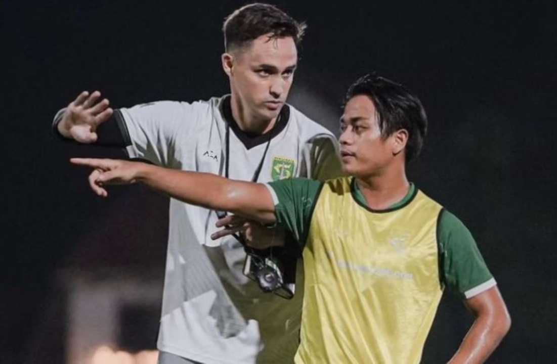 Paul Munster dan pemain Persebaya Andre Oktaviansyah