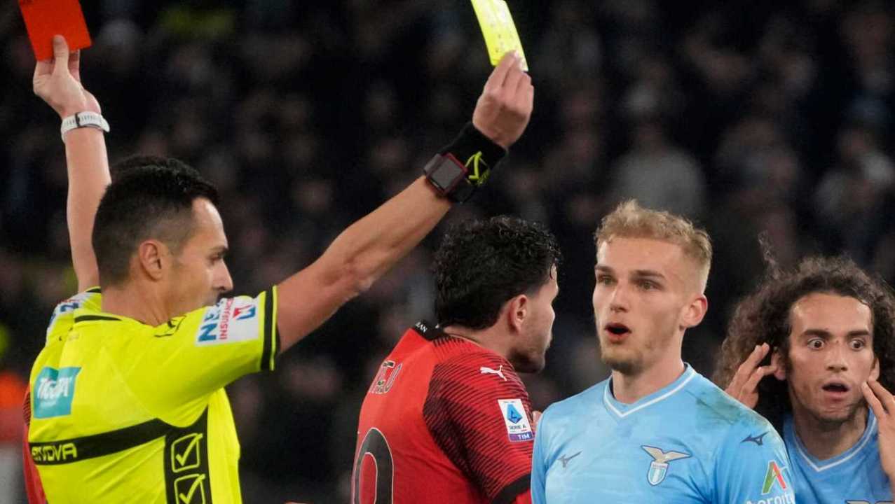 Wasit mengeluarkan dua kartu sekaligus di laga Lazio vs AC Milan