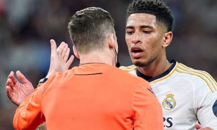 Jude Bellingham memprotes wasit yang memimpin pertandingan Real Madrid vs Manchester City