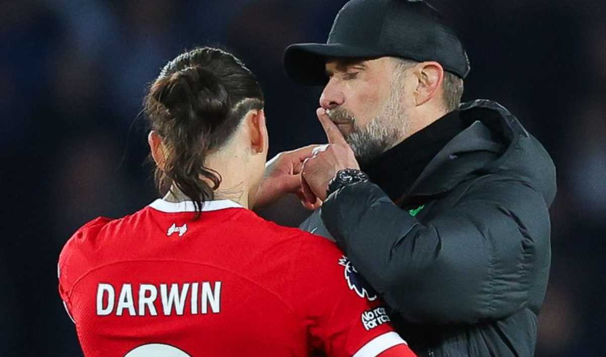 Jurgen Klopp saat menenangkan Darwin nunez di laga Everton vs Liverpool