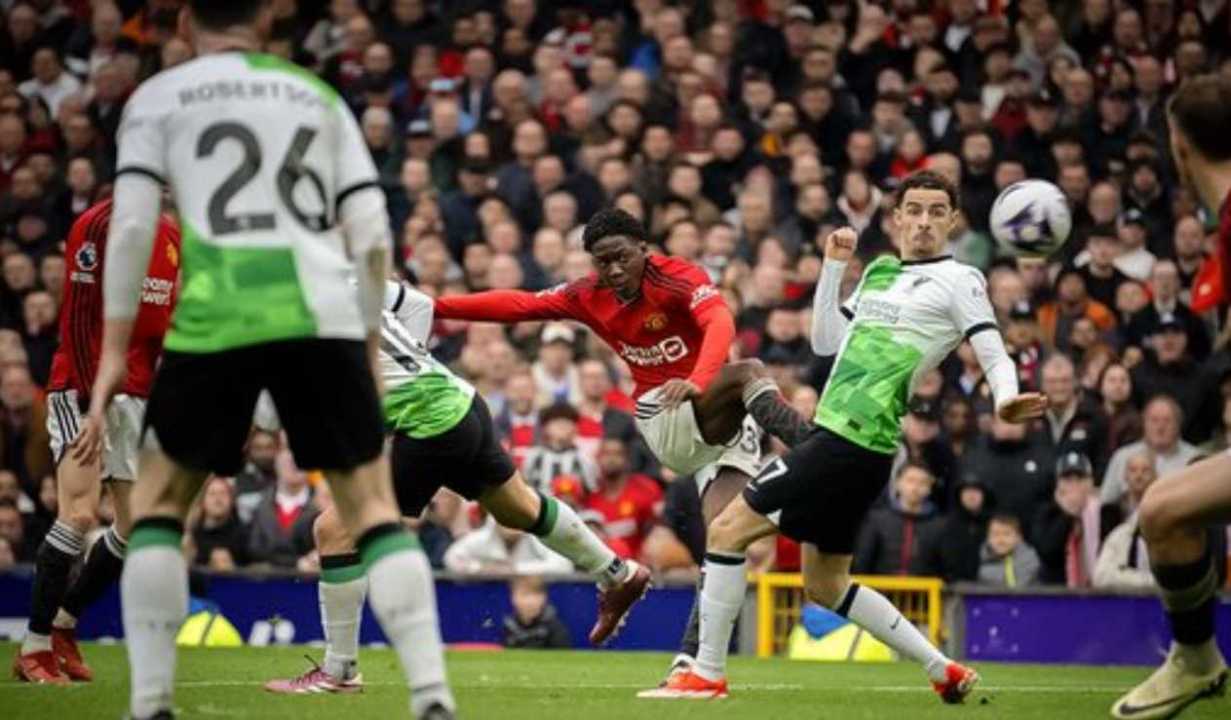 Kobbie Mainoo saat mencetak gol di pertandingan Liga Inggris antara Manchester United vs Liverpool