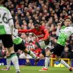 Kobbie Mainoo saat mencetak gol di pertandingan Liga Inggris antara Manchester United vs Liverpool