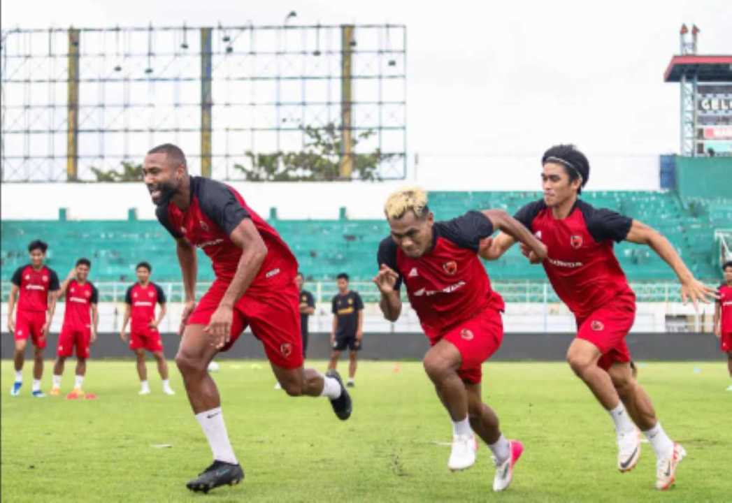 Latihan PSM Makassar Jelang Bertanding di Madura United