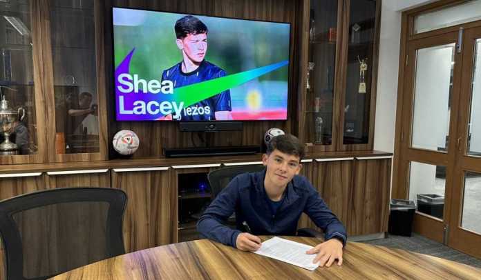 Shea Lacey tanda tangani kontrak profesional di Manchester United